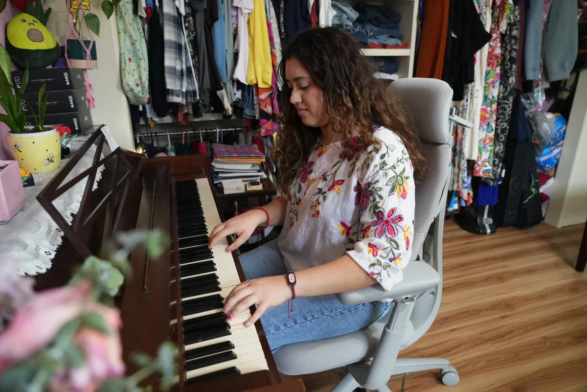איך לתקן תנוחה תוך כדי ישיבה בשולחן: 5 טיפים מקצועיים